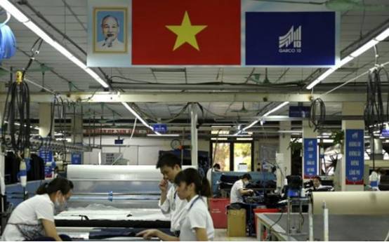 200万越南人连夜跑,耐克 苹果慌了,当地工厂 每人涨500块工资